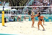 Deutsch: Beachvolleyball bei den Olympischen Jugendspielen 2018; Tag 9, 15. Oktober 2018; Mädchen, Viertelfinale: USA-Spanien 2–1 (21–19/17–21/15–9) English: Beach volleyball at the 2018 Summer Youth Olympics at 15 October 2018 – Girls Quarterfinals: USA-Spain 2–1 (21–19/17–21/15–9)