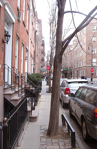 File:Bedford St sidewalk jeh.JPG