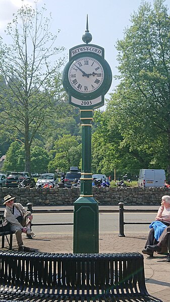 File:Betws-y-Coed Station Clock.jpg