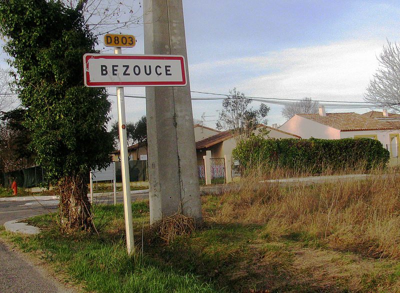 File:Bezouce Panneau à l'entrée du village.JPG