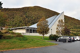 Brattvåg Kirke fra siden.jpg