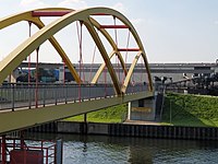 Hafenkanalbrücke, in the background the elevated A59 motorway.