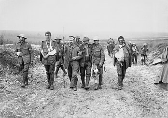 Soldats de l'armée britannique revenant de la bataille de la crête de Bazentin, le 19 juillet 1916. (définition réelle 3 508 × 2 459)