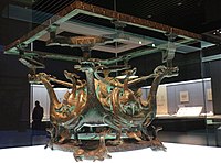 Quadratischer Tischständer aus Bronze, verziert mit Dragon-and-phoenix.jpg