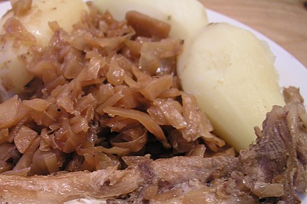 "Brunkål med flæsk", browned cabbage with sliced roasted pork meat and boiled potatoes