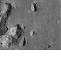 Pequenos morros e camadas localizadas no Quadrângulo de Aeolis. Imagem fotografada pela Mars Global Surveyor.