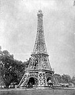 COLLECTIE TROPENMUSEUM Eiffeltoren van bamboe te Tasikmalaja Java opgericht ter ere van de kroning van koningin Wilhelmina in 1898 en ontworpen en uitgevoerd door de opzichter van de Waterstaat A.H. van Bebber TMnr 10011465.jpg