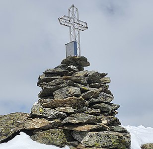 Steinmann und Kreuz auf dem Gipfel.