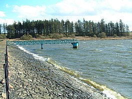 Cameron Waduk, bendungan Timur - geograph.org.inggris - 152846.jpg