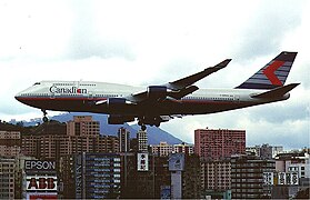 747-400 aterrizando en el aeropuerto de Hong Kong en 1998.