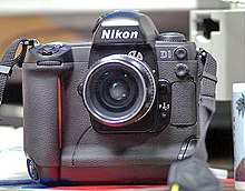 Nikon D1, la unua Cifereca fotilo SLR uzita en ĵurnalisma kaj sporta fotarto, ĉ. 2000