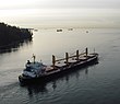 Een schip vertrekt vanuit de haven van Vancouver.