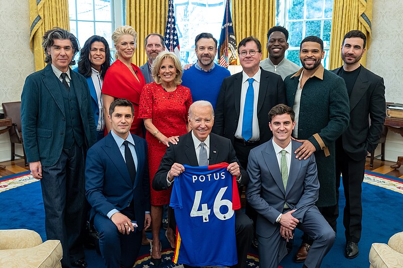 File:Cast of Ted Lasso with Jill and Joe Biden (2023).jpg