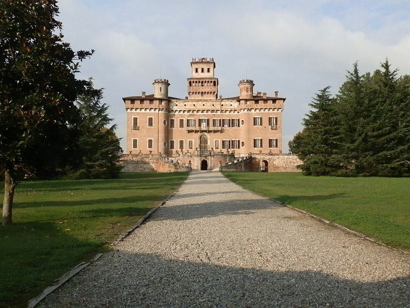 File:Castello Chignolo Po.JPG