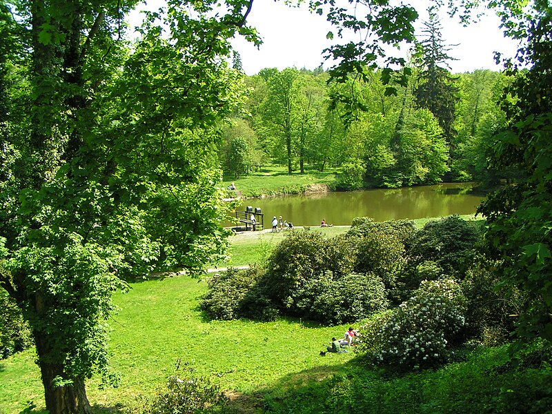 File:Castle Žleby park.jpg