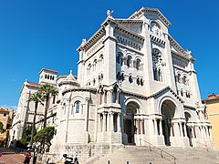 La Cathédrale Notre-Dame-Immaculée de Monaco en août 2022, vue depuis la rue du Colonel Bellando de Castro, avec la rue de l'Église à gauche.