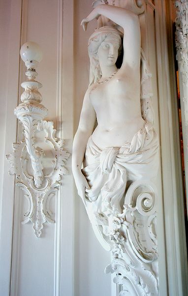 File:Catherine palace statue at a doorframe.jpg