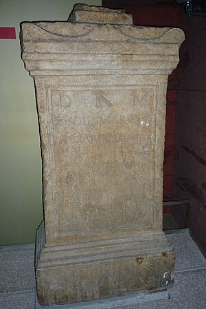 Cippe funéraire d'un employé (librarius) du Quarantième des Gaules à Cularo, Grenoble. CIL XII 2252