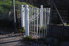 The pedestrian crossing at Cockwood Steps, on the South Devon Main Line, retains a gate with GWR spear-type railings Cockwood Steps - 2017-04-09 - Andy Mabbett - 11.jpg