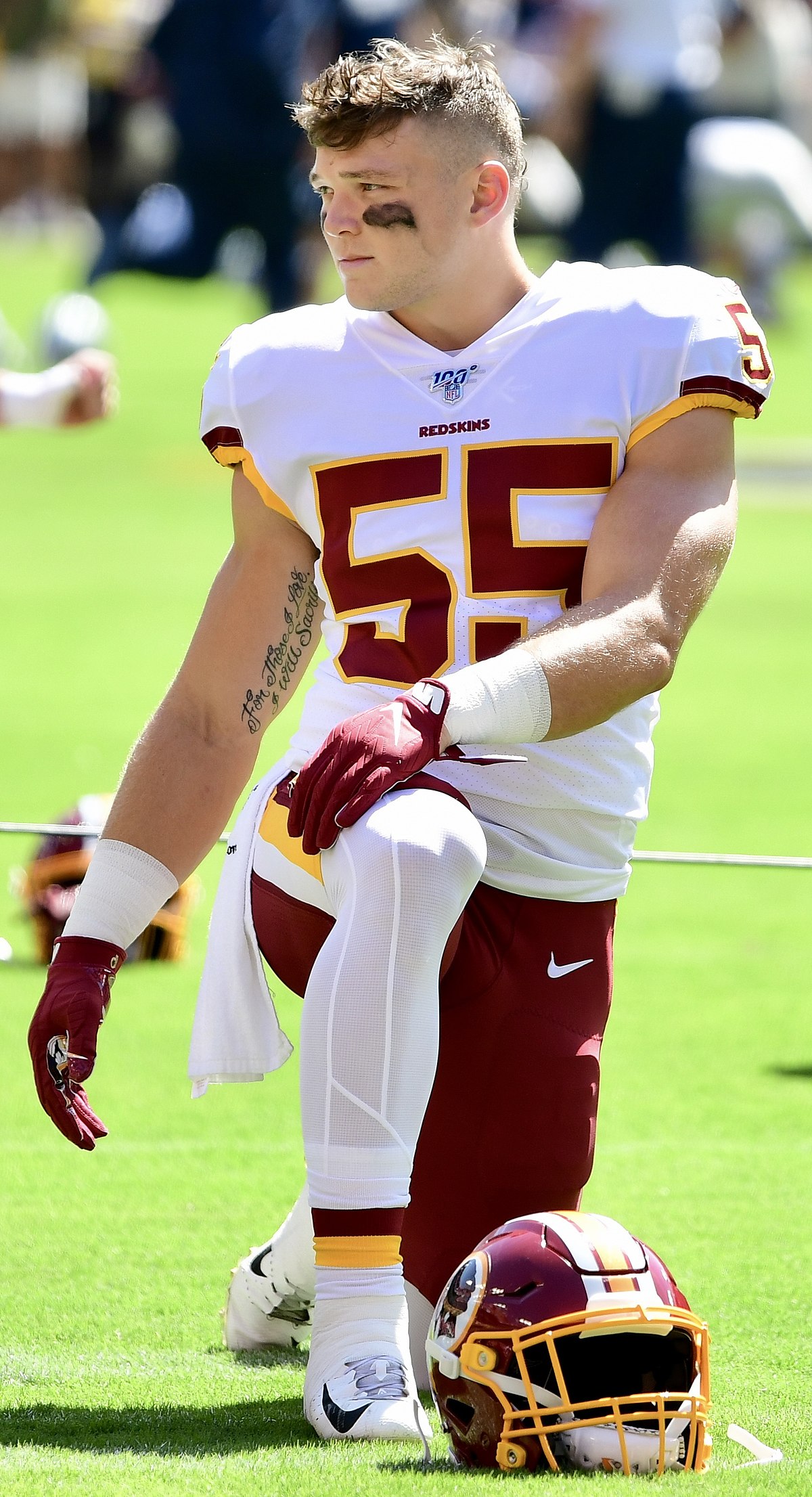 Washington Commanders linebacker Cole Holcomb (55) gets set on