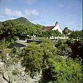 Collectie Nationaal Museum van Wereldculturen TM-20030087 Gezicht op Oranjestad vanaf Fort Oranje, in het midden de Rooms-katholieke kerk Sint Eustatius Boy Lawson (Fotograaf).jpg