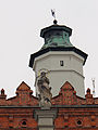 English: Column of Virgin Mary in Sandomierz Polski: Kolumna NMP na Sandomierskim rynku- na tle dachu Ratusza