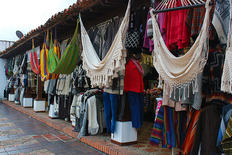 File:Comercio en Guatavita (Centro Artesanal).jpg