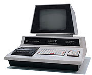 PET 2001（1977年)。パーソナルコンピュータ（個人所有用のコンピュータ）として初期の一台。