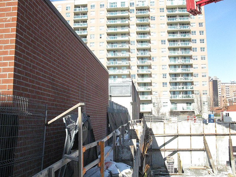 File:Construction, corner of Adelaide and Princess, 2013 02 18 -ah.JPG - panoramio.jpg