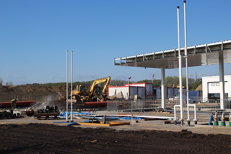 File:Construction of petrol station at Branickiego, Miasteczko Wilanow, 1.jpg