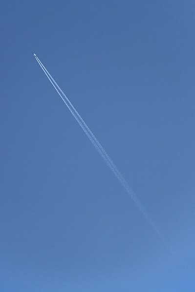 File:Contrail Marki 2.JPG