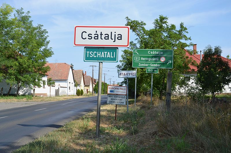 File:Csátalja (Tschatali) - bilingual city limit sign.JPG