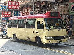 2008年起投入服務的Coaster長陣紅色公共小巴（16座位，已退役）
