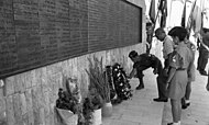 Moshe Dayan lays a wreath at the Paratroopers Memorial in 1969