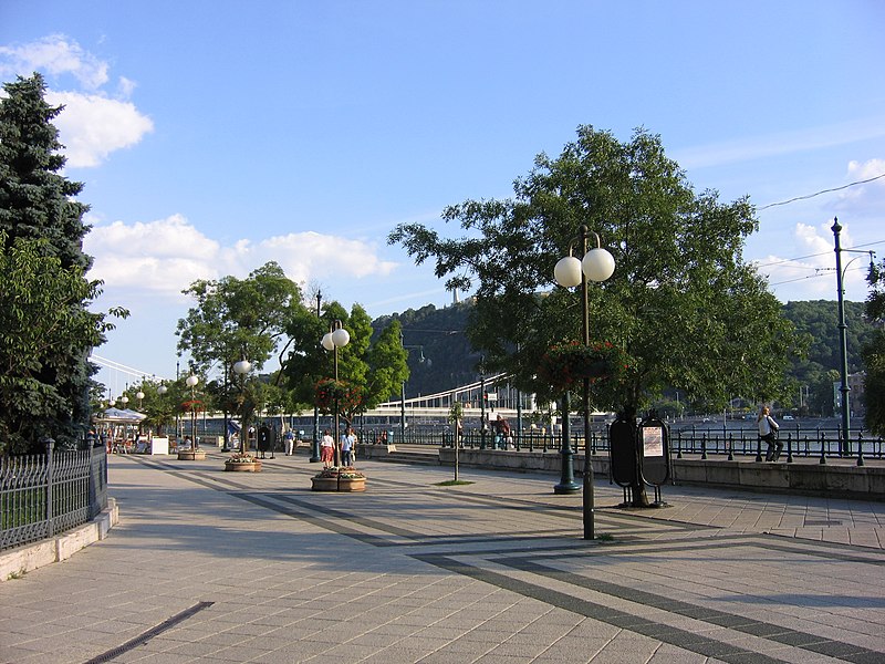 File:Danube Sidewalk 042.jpg