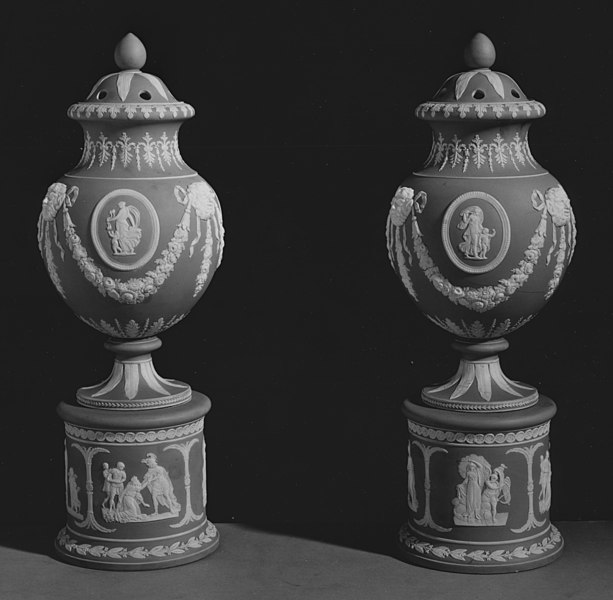 File:Dudson - Pair of Potpourri Vases - Walters 481477, 481478.jpg