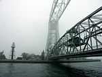 Die Hebebrücke „Aerial Lift Bridge“ kann innerhalb 55 Sekunden auf 40 m angehoben werden.