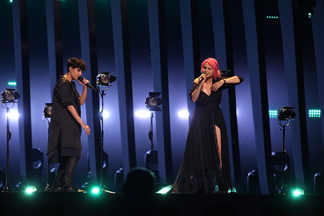 Isaura and Cláudia Pascoal during a rehearsal before the final