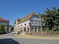 Wohnhaus (Umgebinde) auf hufeisenförmigem Grundriss, mit Sonnenuhr und Treppenaufgang