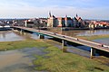 Elbebrücke Torgau mit überfluteten Elbwiesen, Schloss Hartenfels