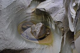 Erodierter Sandstein an der Bregenzerache 09.JPG