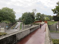 Accès piéton vers le centre-ville historique.