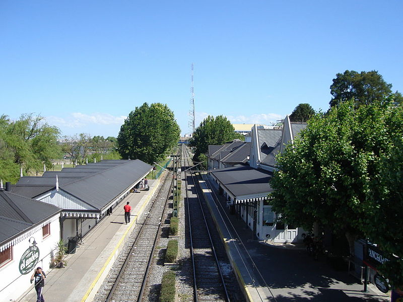 File:Estación Juan Anchorena.jpg