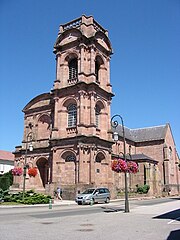 L'église romane en grès rose et l'abbaye à Étival-Clairefontaine