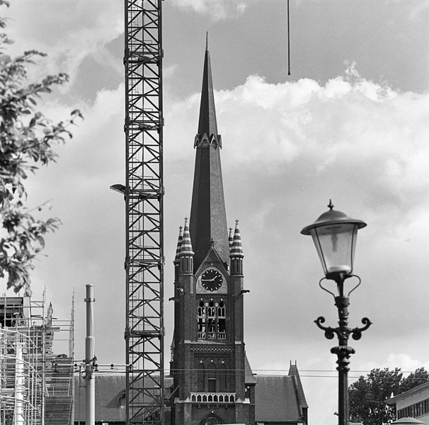 File:Exterieur kerk, bovengedeelte kerktoren met kraan en lantaarnpaal aan weerskanten - Schiedam - 20320088 - RCE.jpg