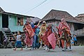 Peserta bergaya untuk Festival Tudung Lingkup Jambi