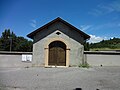 Façade en vue à plat de la chapelle du cimetière à Aiglun (Alpes-de-Haute-Provence)