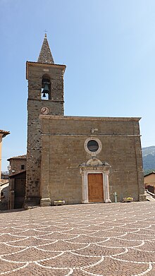 La facciata della Chiesa dei Santi Pietro e Paolo, osservata da Piazza San Pietro