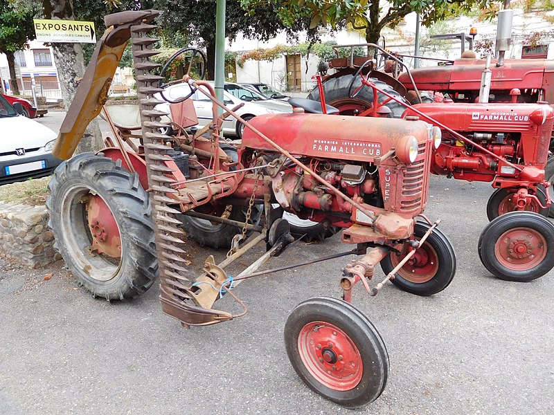 File:Farmall Cub et Super Cub.jpg