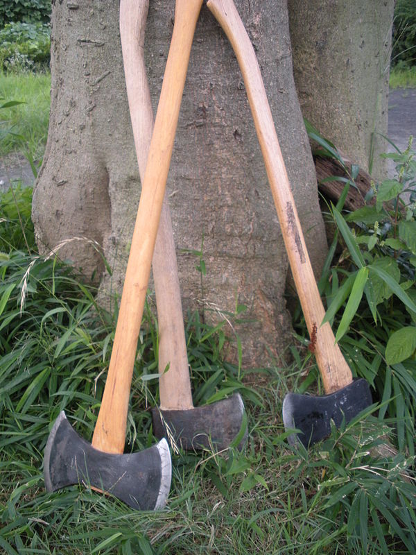 Double- and single-bit felling axes.